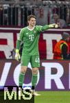 08.04.2025,  Fussball UEFA Championsleague 2024/2025: Viertelfinale Hinspiel, FC Bayern Mnchen - Inter Mailand, in der Allianz-Arena Mnchen. Torwart Jonas Urbig (FC Bayern Mnchen) gibt Anweisungen.