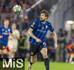 08.04.2025,  Fussball UEFA Championsleague 2024/2025: Viertelfinale Hinspiel, FC Bayern Mnchen - Inter Mailand, in der Allianz-Arena Mnchen. Francesco Acerbi (Inter Mailand) am Ball 