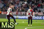 08.04.2025,  Fussball UEFA Championsleague 2024/2025: Viertelfinale Hinspiel, FC Bayern Mnchen - Inter Mailand, in der Allianz-Arena Mnchen. Torwart Leon Klanac (re, Bayern Mnchen) beim Aufwrmen mit Torwart Daniel Peretz (FC Bayern Mnchen) 