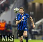 08.04.2025,  Fussball UEFA Championsleague 2024/2025: Viertelfinale Hinspiel, FC Bayern Mnchen - Inter Mailand, in der Allianz-Arena Mnchen. Francesco Acerbi (Inter Mailand) am Ball 