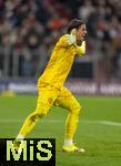 08.04.2025,  Fussball UEFA Championsleague 2024/2025: Viertelfinale Hinspiel, FC Bayern Mnchen - Inter Mailand, in der Allianz-Arena Mnchen. Torwart Yann Sommer (Inter Mailand) gibt Anweisungen.