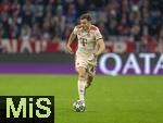 08.04.2025,  Fussball UEFA Championsleague 2024/2025: Viertelfinale Hinspiel, FC Bayern Mnchen - Inter Mailand, in der Allianz-Arena Mnchen. Josip Stanisic (Bayern Mnchen) am Ball 