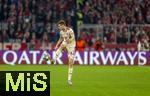 08.04.2025,  Fussball UEFA Championsleague 2024/2025: Viertelfinale Hinspiel, FC Bayern Mnchen - Inter Mailand, in der Allianz-Arena Mnchen. Josip Stanisic (Bayern Mnchen) am Ball 
