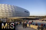 08.04.2025,  Fussball UEFA Championsleague 2024/2025: Viertelfinale Hinspiel, FC Bayern Mnchen - Inter Mailand, in der Allianz-Arena Mnchen. Zugang fr die Fans ber die Esplanade zum Stadion. Extra Dcher fr Photovoltaik-Module wurden am Eingangsbereich seit kurzem installiert. 