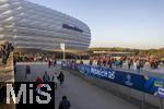 08.04.2025,  Fussball UEFA Championsleague 2024/2025: Viertelfinale Hinspiel, FC Bayern Mnchen - Inter Mailand, in der Allianz-Arena Mnchen. Zugang fr die Fans ber die Esplanade zum Stadion. Extra Dcher fr Photovoltaik-Module wurden am Eingangsbereich seit kurzem installiert. Am Plakat steht: Road to Munich (Finale Championsleague 2025).