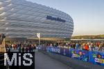 08.04.2025,  Fussball UEFA Championsleague 2024/2025: Viertelfinale Hinspiel, FC Bayern Mnchen - Inter Mailand, in der Allianz-Arena Mnchen. Zugang fr die Fans ber die Esplanade zum Stadion. Extra Dcher fr Photovoltaik-Module wurden am Eingangsbereich seit kurzem installiert. Am Plakat steht: Road to Munich (Finale Championsleague 2025).