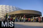 08.04.2025,  Fussball UEFA Championsleague 2024/2025: Viertelfinale Hinspiel, FC Bayern Mnchen - Inter Mailand, in der Allianz-Arena Mnchen. Zugang fr die Fans ber die Esplanade zum Stadion. Extra Dcher fr Photovoltaik-Module wurden am Eingangsbereich seit kurzem installiert. 