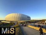 08.04.2025,  Fussball UEFA Championsleague 2024/2025: Viertelfinale Hinspiel, FC Bayern Mnchen - Inter Mailand, in der Allianz-Arena Mnchen. Zugang fr die Fans ber die Esplanade zum Stadion. Extra Dcher fr Photovoltaik-Module wurden am Eingangsbereich seit kurzem installiert. 