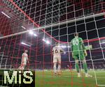 08.04.2025,  Fussball UEFA Championsleague 2024/2025: Viertelfinale Hinspiel, FC Bayern Mnchen - Inter Mailand, in der Allianz-Arena Mnchen. Frust nach dem Gegentor zum 1:2 bei Eric Dier (FC Bayern Mnchen), Torwart Jonas Urbig (FC Bayern Mnchen), Joshua Kimmich (FC Bayern Mnchen) 