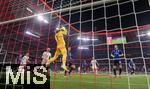 08.04.2025,  Fussball UEFA Championsleague 2024/2025: Viertelfinale Hinspiel, FC Bayern Mnchen - Inter Mailand, in der Allianz-Arena Mnchen. mitte: Torwart Yann Sommer (Inter Mailand) hat den Ball sicher.