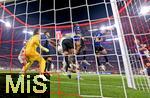 08.04.2025,  Fussball UEFA Championsleague 2024/2025: Viertelfinale Hinspiel, FC Bayern Mnchen - Inter Mailand, in der Allianz-Arena Mnchen. Abwehrkampf im Strafraum um Torwart Yann Sommer (li, Inter Mailand) 