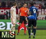 08.04.2025,  Fussball UEFA Championsleague 2024/2025: Viertelfinale Hinspiel, FC Bayern Mnchen - Inter Mailand, in der Allianz-Arena Mnchen. Schiedsrichter Sandro Schrer (Schweiz), Harry Kane (FC Bayern Mnchen), Stefan de Vrij (Inter Mailand), 