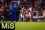 08.04.2025,  Fussball UEFA Championsleague 2024/2025: Viertelfinale Hinspiel, FC Bayern Mnchen - Inter Mailand, in der Allianz-Arena Mnchen. Josip Stanisic (Bayern Mnchen), Min-jae Kim (Bayern Mnchen, Minjae Kim) kommen zum Aufwrmen auf den Platz.