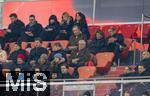 08.04.2025,  Fussball UEFA Championsleague 2024/2025: Viertelfinale Hinspiel, FC Bayern Mnchen - Inter Mailand, in der Allianz-Arena Mnchen.  Ehrentribne mit Charlotte Knobloch und Sohn Bernd Knobloch (re oben), Leslie Mandoki mit Tochter Lara Mandoki