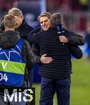 08.04.2025,  Fussball UEFA Championsleague 2024/2025: Viertelfinale Hinspiel, FC Bayern Mnchen - Inter Mailand, in der Allianz-Arena Mnchen. re: Lothar Matthus beim Interview am Spielfeldrand, umarmt Sportdirektor Christoph Freund (Bayern Mnchen) 