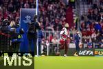 08.04.2025,  Fussball UEFA Championsleague 2024/2025: Viertelfinale Hinspiel, FC Bayern Mnchen - Inter Mailand, in der Allianz-Arena Mnchen. Raphael Guerreiro (FC Bayern Mnchen) kommt zum Aufwrmen auf den Platz.