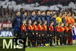 08.04.2025,  Fussball UEFA Championsleague 2024/2025: Viertelfinale Hinspiel, FC Bayern Mnchen - Inter Mailand, in der Allianz-Arena Mnchen.  Mannschaft Mailand bei der Hymne. Marcus Thuram (Inter Mailand), Torwart Yann Sommer (Inter Mailand), Lautaro Martinez (Inter Mailand), Francesco Acerbi (Inter Mailand), Hakan Calhanoglu (Inter Mailand), Henrikh Mkhitaryan (Inter Mailand), Nicolo Barella (Inter Mailand), Benjamin Pavard (Inter Mailand), Carlos Augusto (Inter Mailand), Matteo Darmian (Inter Mailand), Alessandro Bastoni (Inter Mailand).