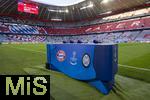 08.04.2025,  Fussball UEFA Championsleague 2024/2025: Viertelfinale Hinspiel, FC Bayern Mnchen - Inter Mailand, in der Allianz-Arena Mnchen. Vor dem Spiel ist das Moderatoren-Pult noch leer, die Mikros liegen schon bereit.