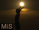 08.04.2025,  Fussball UEFA Championsleague 2024/2025: Viertelfinale Hinspiel, FC Bayern Mnchen - Inter Mailand, in der Allianz-Arena Mnchen. Sonnenuntergang hinter der Gerd Mller Statue auf der Esplanade vor dem Stadion, es entsteht der Eindruck, die Sonne geht in seinen Hnden unter.