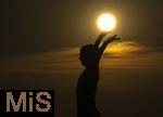 08.04.2025,  Fussball UEFA Championsleague 2024/2025: Viertelfinale Hinspiel, FC Bayern Mnchen - Inter Mailand, in der Allianz-Arena Mnchen. Sonnenuntergang hinter der Gerd Mller Statue auf der Esplanade vor dem Stadion, es entsteht der Eindruck, die Sonne geht in seinen Hnden unter.