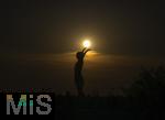 08.04.2025,  Fussball UEFA Championsleague 2024/2025: Viertelfinale Hinspiel, FC Bayern Mnchen - Inter Mailand, in der Allianz-Arena Mnchen. Sonnenuntergang hinter der Gerd Mller Statue auf der Esplanade vor dem Stadion, es entsteht der Eindruck, die Sonne geht in seinen Hnden unter.