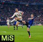 08.04.2025,  Fussball UEFA Championsleague 2024/2025: Viertelfinale Hinspiel, FC Bayern Mnchen - Inter Mailand, in der Allianz-Arena Mnchen. v.li: Leroy Sane (Bayern Mnchen) hoch in der Luft gegen Benjamin Pavard (Inter Mailand) 