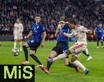 08.04.2025,  Fussball UEFA Championsleague 2024/2025: Viertelfinale Hinspiel, FC Bayern Mnchen - Inter Mailand, in der Allianz-Arena Mnchen. v.lI. Benjamin Pavard (Inter Mailand) und Matteo Darmian (Inter Mailand) gegen Serge Gnabry (FC Bayern Mnchen) 