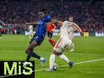 08.04.2025,  Fussball UEFA Championsleague 2024/2025: Viertelfinale Hinspiel, FC Bayern Mnchen - Inter Mailand, in der Allianz-Arena Mnchen. v.lI. Yann Bisseck (Inter Mailand) gegen Serge Gnabry (FC Bayern Mnchen) 