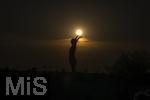 08.04.2025,  Fussball UEFA Championsleague 2024/2025: Viertelfinale Hinspiel, FC Bayern Mnchen - Inter Mailand, in der Allianz-Arena Mnchen. Sonnenuntergang hinter der Gerd Mller Statue auf der Esplanade vor dem Stadion, es entsteht der Eindruck, die Sonne geht in seinen Hnden unter.