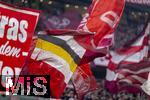 08.04.2025,  Fussball UEFA Championsleague 2024/2025: Viertelfinale Hinspiel, FC Bayern Mnchen - Inter Mailand, in der Allianz-Arena Mnchen. Bayernfans in der Sdkurve schwenken ihre Fahnen