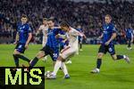 08.04.2025,  Fussball UEFA Championsleague 2024/2025: Viertelfinale Hinspiel, FC Bayern Mnchen - Inter Mailand, in der Allianz-Arena Mnchen. v.lI. Benjamin Pavard (Inter Mailand) und Matteo Darmian (Inter Mailand) gegen Serge Gnabry (FC Bayern Mnchen) 
