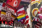 08.04.2025,  Fussball UEFA Championsleague 2024/2025: Viertelfinale Hinspiel, FC Bayern Mnchen - Inter Mailand, in der Allianz-Arena Mnchen. Bayernfans in der Sdkurve schwenken ihre Fahnen
