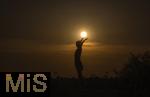 08.04.2025,  Fussball UEFA Championsleague 2024/2025: Viertelfinale Hinspiel, FC Bayern Mnchen - Inter Mailand, in der Allianz-Arena Mnchen. Sonnenuntergang hinter der Gerd Mller Statue auf der Esplanade vor dem Stadion, es entsteht der Eindruck, die Sonne geht in seinen Hnden unter.