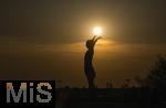 08.04.2025,  Fussball UEFA Championsleague 2024/2025: Viertelfinale Hinspiel, FC Bayern Mnchen - Inter Mailand, in der Allianz-Arena Mnchen. Sonnenuntergang hinter der Gerd Mller Statue auf der Esplanade vor dem Stadion, es entsteht der Eindruck, die Sonne geht in seinen Hnden unter.