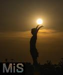 08.04.2025,  Fussball UEFA Championsleague 2024/2025: Viertelfinale Hinspiel, FC Bayern Mnchen - Inter Mailand, in der Allianz-Arena Mnchen. Sonnenuntergang hinter der Gerd Mller Statue auf der Esplanade vor dem Stadion, es entsteht der Eindruck, die Sonne geht in seinen Hnden unter.