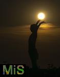 08.04.2025,  Fussball UEFA Championsleague 2024/2025: Viertelfinale Hinspiel, FC Bayern Mnchen - Inter Mailand, in der Allianz-Arena Mnchen. Sonnenuntergang hinter der Gerd Mller Statue auf der Esplanade vor dem Stadion, es entsteht der Eindruck, die Sonne geht in seinen Hnden unter.