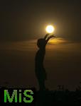 08.04.2025,  Fussball UEFA Championsleague 2024/2025: Viertelfinale Hinspiel, FC Bayern Mnchen - Inter Mailand, in der Allianz-Arena Mnchen. Sonnenuntergang hinter der Gerd Mller Statue auf der Esplanade vor dem Stadion, es entsteht der Eindruck, die Sonne geht in seinen Hnden unter.