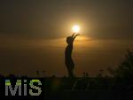 08.04.2025,  Fussball UEFA Championsleague 2024/2025: Viertelfinale Hinspiel, FC Bayern Mnchen - Inter Mailand, in der Allianz-Arena Mnchen. Sonnenuntergang hinter der Gerd Mller Statue auf der Esplanade vor dem Stadion, es entsteht der Eindruck, die Sonne geht in seinen Hnden unter.