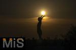 08.04.2025,  Fussball UEFA Championsleague 2024/2025: Viertelfinale Hinspiel, FC Bayern Mnchen - Inter Mailand, in der Allianz-Arena Mnchen. Sonnenuntergang hinter der Gerd Mller Statue auf der Esplanade vor dem Stadion, es entsteht der Eindruck, die Sonne geht in seinen Hnden unter.
