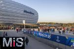 08.04.2025,  Fussball UEFA Championsleague 2024/2025: Viertelfinale Hinspiel, FC Bayern Mnchen - Inter Mailand, in der Allianz-Arena Mnchen. Zugang fr die Fans ber die Esplanade zum Stadion. Extra Dcher fr Photovoltaik-Module wurden am Eingangsbereich seit kurzem installiert. Am Plakat steht: Road to Munich (Finale Championsleague 2025). 