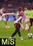 08.04.2025,  Fussball UEFA Championsleague 2024/2025: Viertelfinale Hinspiel, FC Bayern Mnchen - Inter Mailand, in der Allianz-Arena Mnchen.  Torwart Leon Klanac (Bayern Mnchen) am Ball 