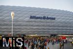 08.04.2025,  Fussball UEFA Championsleague 2024/2025: Viertelfinale Hinspiel, FC Bayern Mnchen - Inter Mailand, in der Allianz-Arena Mnchen. Zugang fr die Fans ber die Esplanade zum Stadion. Extra Dcher fr Photovoltaik-Module wurden am Eingangsbereich seit kurzem installiert.  
