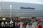 08.04.2025,  Fussball UEFA Championsleague 2024/2025: Viertelfinale Hinspiel, FC Bayern Mnchen - Inter Mailand, in der Allianz-Arena Mnchen. Zugang fr die Fans ber die Esplanade zum Stadion. Extra Dcher fr Photovoltaik-Module wurden am Eingangsbereich seit kurzem installiert.  