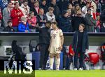 08.04.2025,  Fussball UEFA Championsleague 2024/2025: Viertelfinale Hinspiel, FC Bayern Mnchen - Inter Mailand, in der Allianz-Arena Mnchen. Trainer Vincent Kompany (li, FC Bayern Mnchen) im Gesprch mit Thomas Mller (FC Bayern Mnchen) kurz vor seiner Einwechslung