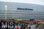 08.04.2025,  Fussball UEFA Championsleague 2024/2025: Viertelfinale Hinspiel, FC Bayern Mnchen - Inter Mailand, in der Allianz-Arena Mnchen. Zugang fr die Fans ber die Esplanade zum Stadion. Extra Dcher fr Photovoltaik-Module wurden am Eingangsbereich seit kurzem installiert.  