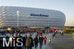 08.04.2025,  Fussball UEFA Championsleague 2024/2025: Viertelfinale Hinspiel, FC Bayern Mnchen - Inter Mailand, in der Allianz-Arena Mnchen. Zugang fr die Fans ber die Esplanade zum Stadion. Extra Dcher fr Photovoltaik-Module wurden am Eingangsbereich seit kurzem installiert.  