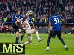 08.04.2025,  Fussball UEFA Championsleague 2024/2025: Viertelfinale Hinspiel, FC Bayern Mnchen - Inter Mailand, in der Allianz-Arena Mnchen. mitte: Thomas Mller (FC Bayern Mnchen) im Zweikampf gegen Francesco Acerbi (li, Inter Mailand) 