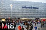 08.04.2025,  Fussball UEFA Championsleague 2024/2025: Viertelfinale Hinspiel, FC Bayern Mnchen - Inter Mailand, in der Allianz-Arena Mnchen. Zugang fr die Fans ber die Esplanade zum Stadion. Extra Dcher fr Photovoltaik-Module wurden am Eingangsbereich seit kurzem installiert.  