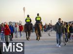 08.04.2025,  Fussball UEFA Championsleague 2024/2025: Viertelfinale Hinspiel, FC Bayern Mnchen - Inter Mailand, in der Allianz-Arena Mnchen. Berittene Polizeibeamten patroulieren vor dem Stadion auf der Esplanade