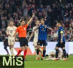 08.04.2025,  Fussball UEFA Championsleague 2024/2025: Viertelfinale Hinspiel, FC Bayern Mnchen - Inter Mailand, in der Allianz-Arena Mnchen. Schiedsrichter Sandro Schrer (Schweiz) zeigt Francesco Acerbi (Inter Mailand) die gelbe Karte 